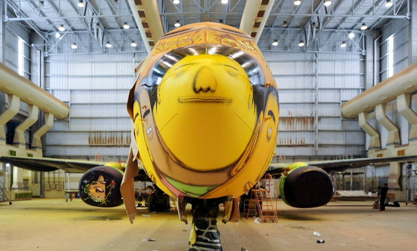 Boeing-737-Grafitti-Os-Gemeos-4